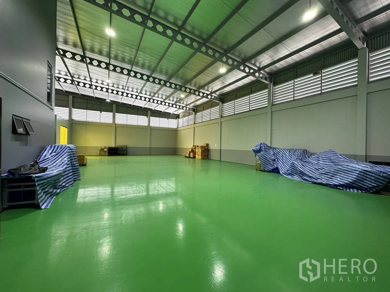 工厂 出售在Lam Luk Ka, Pathum Thani - 宽阔生产车间，钢桁架屋面与亮泽环氧地坪。