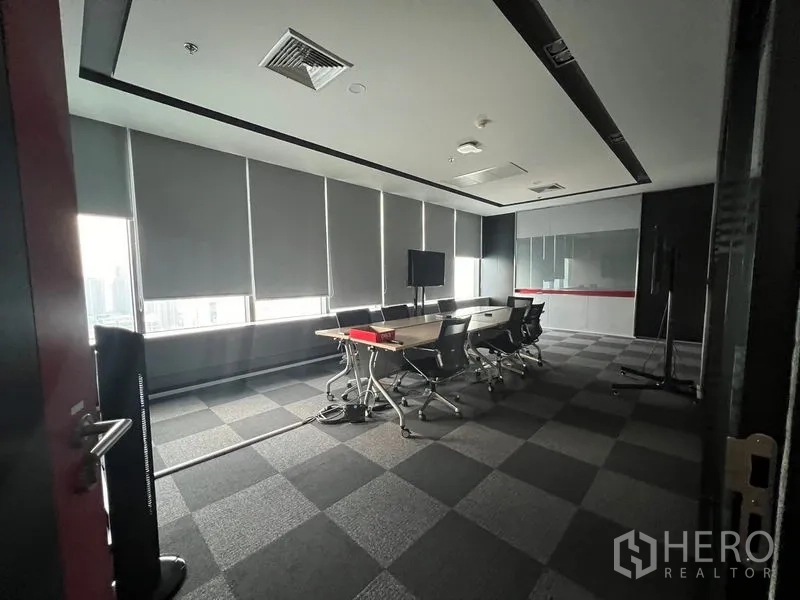 สำนักงาน ให้เช่าในHuai Khwang, Bangkok - ห้องประชุมผนังกระจก ม่านบังแดด โต๊ะคอนเฟอเรนซ์ และหน้าต่างชมวิวเมือง