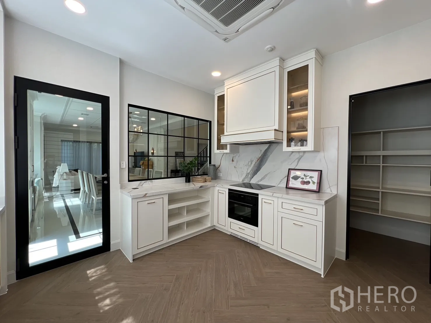 Detached House for rent in Saphan Sung, Bangkok - Western kitchen with shaker cabinets, oven and walk‑in pantry.