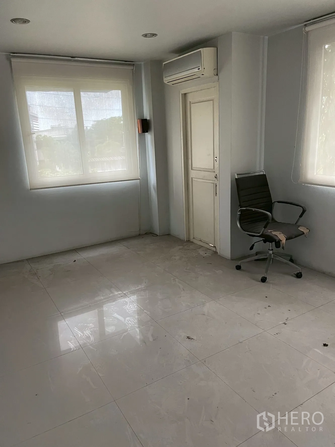 带办公室的家 出租在Wang Thonglang, Bangkok - 转角办公室，双面窗、空调与亮面地砖