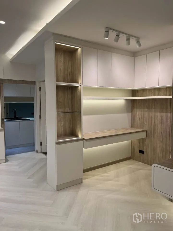 联排别墅 for rent in Prawet, Bangkok - 带照明的内置书桌与层架特写。