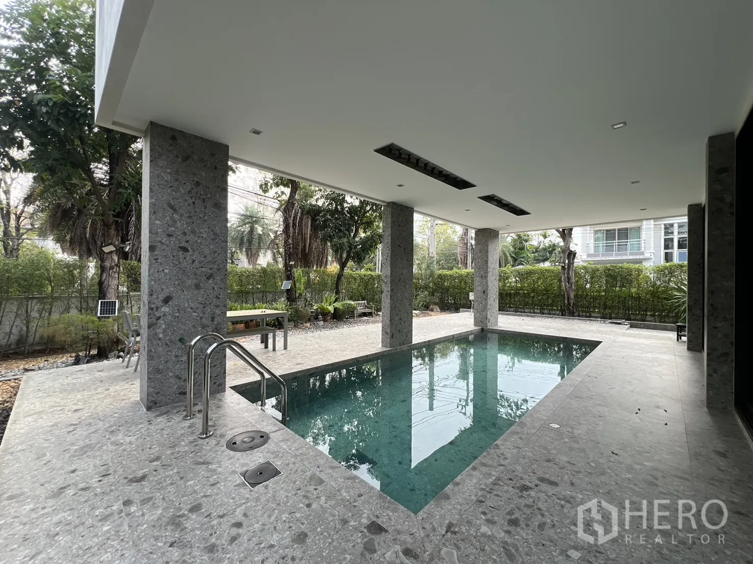 บ้านเดี่ยว for rent in Prawet, Bangkok - บันไดสแตนเลสบริเวณสระ พร้อมม้านั่งสวนใกล้เคียง