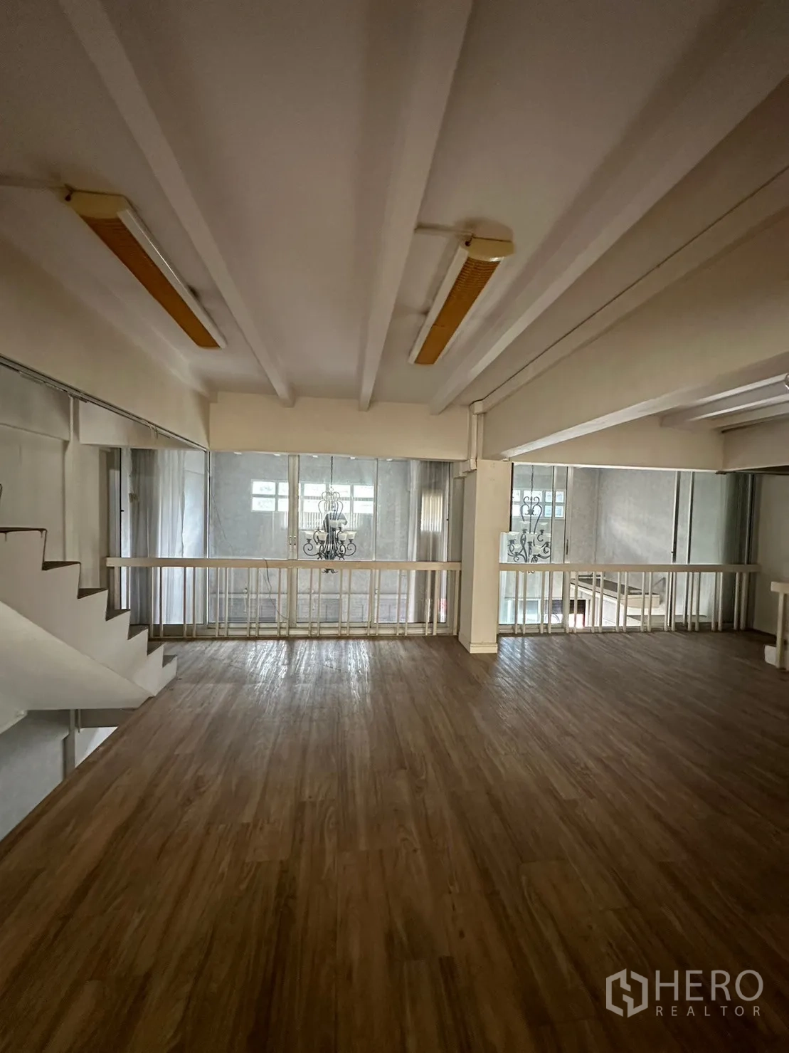 零售空间 出租在Watthana, Bangkok - 大型夹层工作区，木地板与护栏