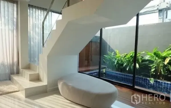 联排别墅 出租在Watthana, Bangkok - 楼梯旁对着私家浸泡池与绿植的玻璃墙景观