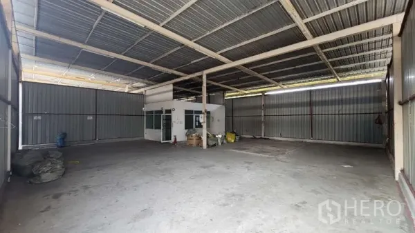 คลังสินค้า ให้เช่าในBang Khen, Bangkok - ภายในโกดังเพดานสูง โครงสร้างเหล็ก พื้นคอนกรีต และมีออฟฟิศย่อย