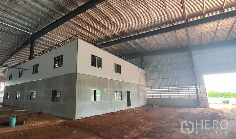 Warehouse for rent in Mueang Samut Sakhon, Samut Sakhon - Two-storey internal office block inside the warehouse beneath the tall roof.