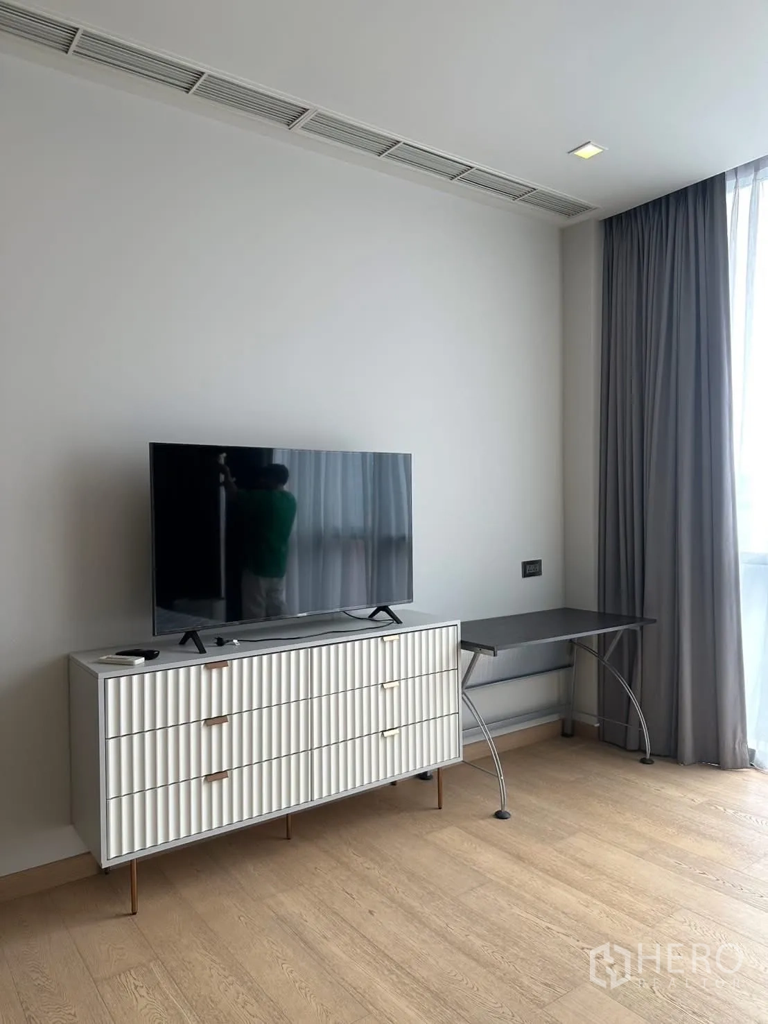 คอนโด for rent or sale in Watthana, Bangkok - มุมห้องนอนมีตู้วางทีวี ทีวีจอแบน และโต๊ะทำงานริมหน้าต่าง.