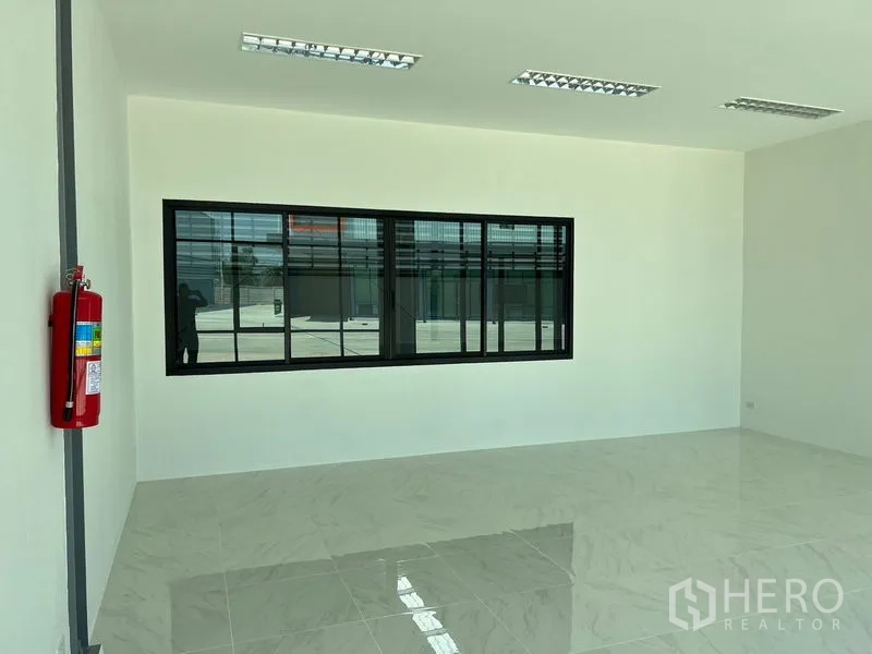 คลังสินค้า ให้เช่าในBang Phli, Samut Prakan - ภายในห้องสำนักงานสว่าง พื้นกระเบื้องเงา หน้าต่างกรอบดำบานใหญ่