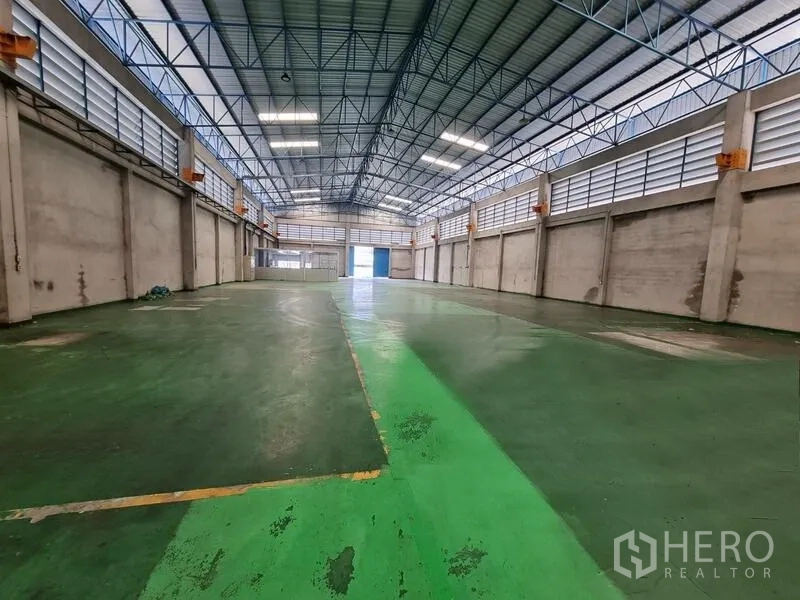 货栈 出租在Mueang Samut Prakan, Samut Prakan - 超大仓库内部，绿色环氧地坪通道标线，屋顶通风良好。