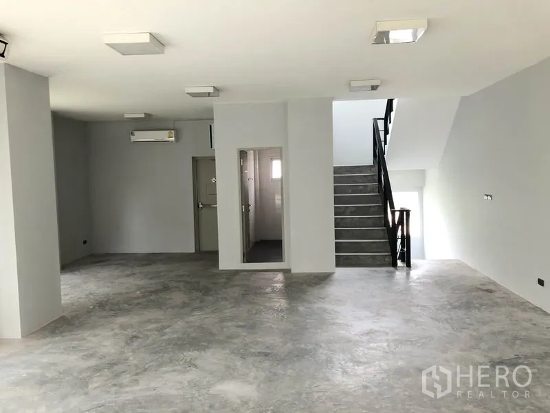 带办公室的家 出租在Wang Thonglang, Bangkok - 宽敞一层，带楼梯、室内卫生间门、空调与水泥地面。