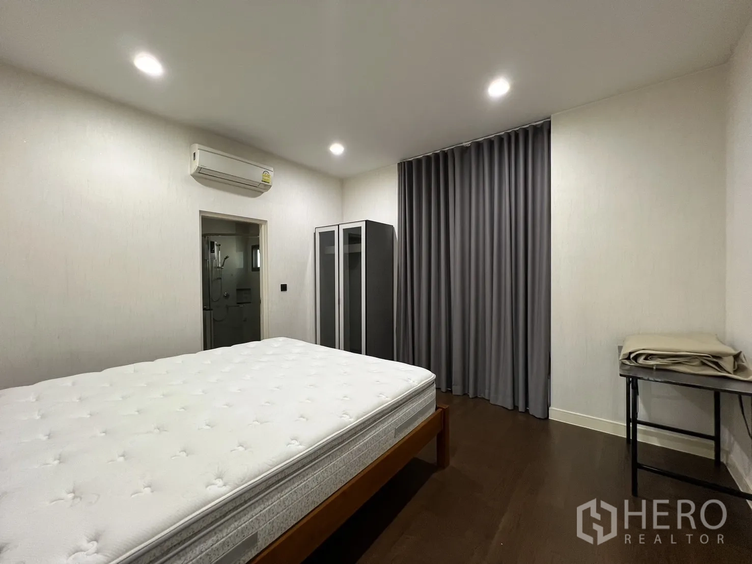 独立式住宅 出租或出售在Bang Kapi, Bangkok - 次卧带卫浴与衣柜，木地板温馨。