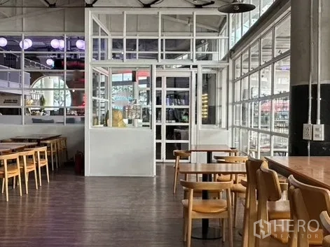 Retail Space for rent in Watthana, Bangkok - Glass enclosure and doorway leading to a small service or storage room.