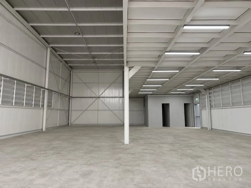 โกดัง for rent in Bang Na, Bangkok - พื้นโกดังกว้างพร้อมไฟแบบเส้น และห้องบริการด้านหลัง