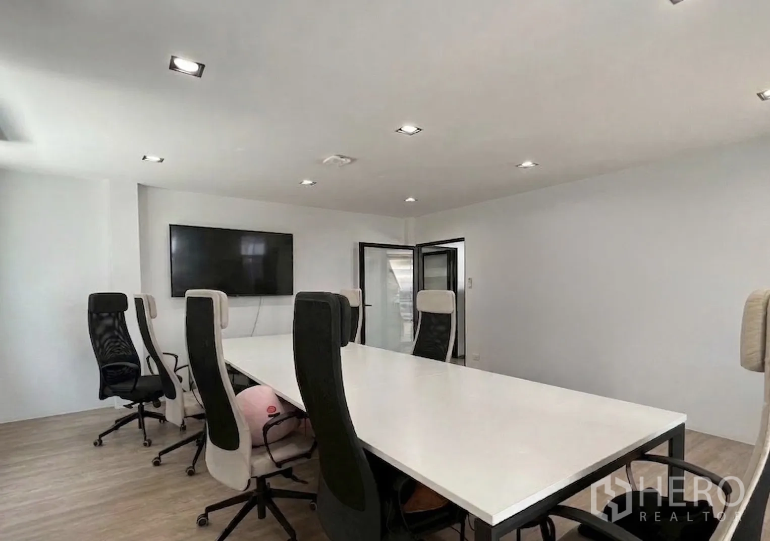 โฮมออฟฟิศ for rent in Watthana, Bangkok - ห้องประชุมใหญ่มีโต๊ะยาว เก้าอี้ทำงาน และจอทีวี