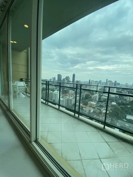 คอนโด ให้เช่าในWatthana, Bangkok - ระเบียงกว้างราวกระจก มองเห็นวิวทิวทัศน์กรุงเทพฯ และย่านใกล้เคียง