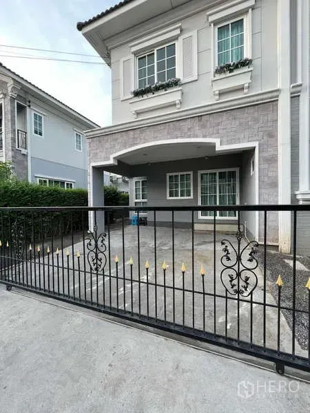 Detached House for rent or sale in Khan Na Yao, Bangkok - Two-storey detached house with gated driveway and balcony in Khan Na Yao, Bangkok.