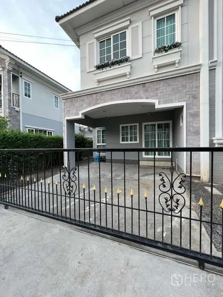 Detached House for rent or sale in Khan Na Yao, Bangkok - Two-storey detached house with gated driveway and balcony in Khan Na Yao, Bangkok.