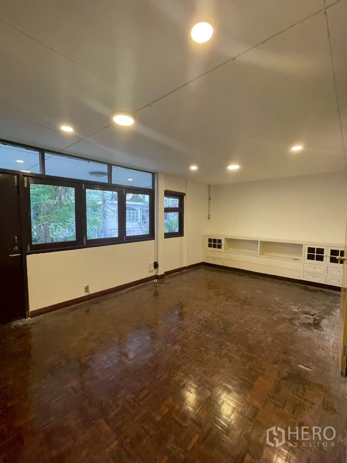 Detached House for rent in Watthana, Bangkok - Bright room featuring polished parquet flooring, built-in storage and wide windows.