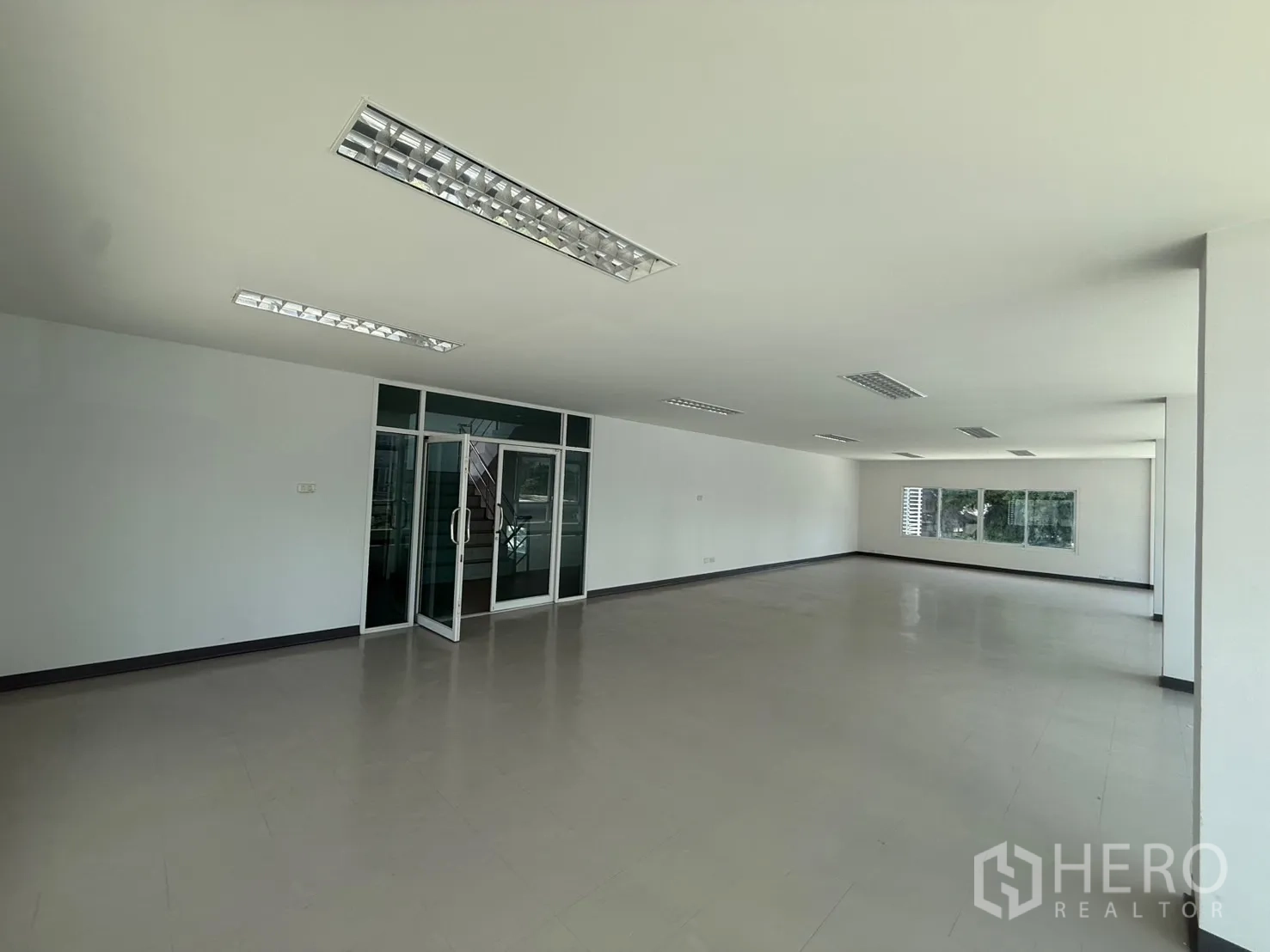 办公空间 出租在Bueng Kum, Bangkok - 宽敞办公区，玻璃门入口与转角窗户