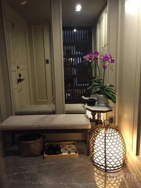 คอนโด ขายในPathum Wan, Bangkok - โถงทางเข้าพร้อมม้านั่ง กระจกเต็มตัว แจกันกล้วยไม้ และโคมไฟสาน