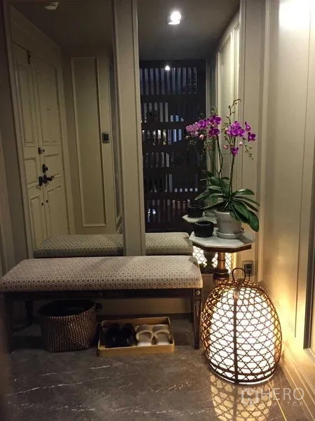 คอนโด ขายในPathum Wan, Bangkok - โถงทางเข้าพร้อมม้านั่ง กระจกเต็มตัว แจกันกล้วยไม้ และโคมไฟสาน