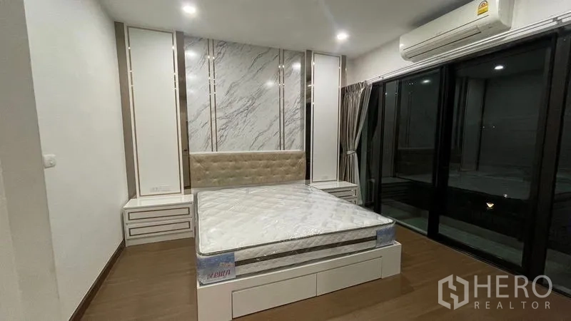บ้าน ให้เช่าหรือขายในPrawet, Bangkok - ห้องนอนเตียงยกพื้น ประตูกระจกบานเลื่อนขนาดใหญ่ และเครื่องปรับอากาศ