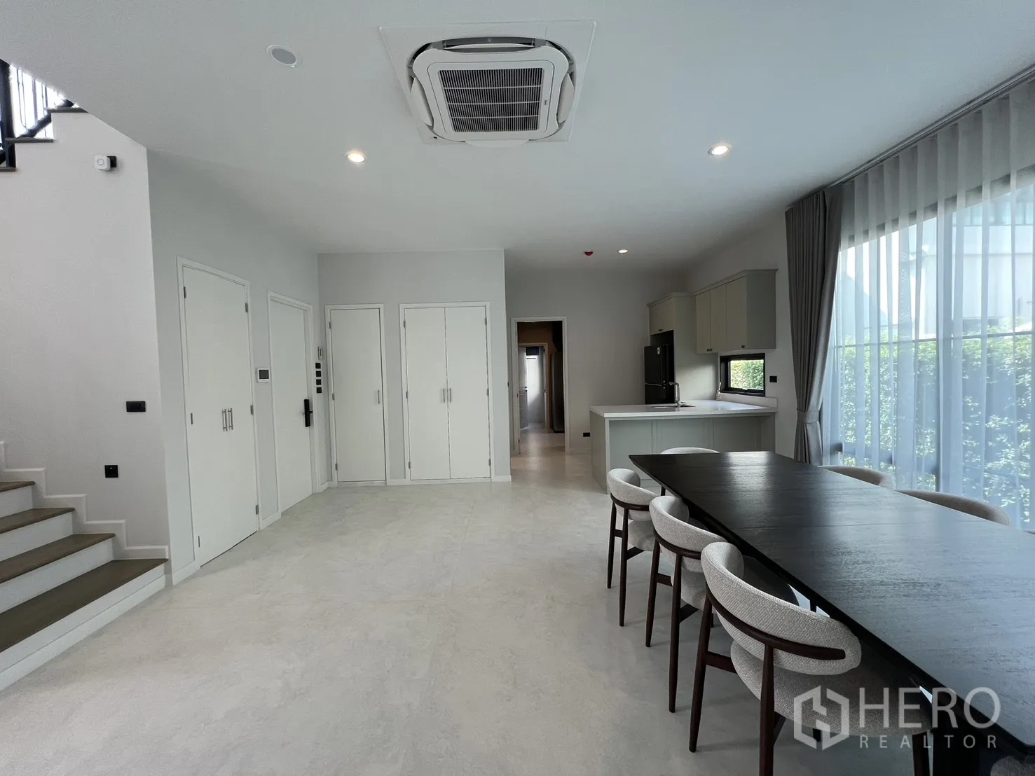 บ้านเดี่ยว for rent in Bang Phli, Samut Prakan - พื้นที่ทานอาหารแบบโอเพ่นแปลน โต๊ะยาวแปดที่นั่งติดหน้าต่างเต็มความสูง