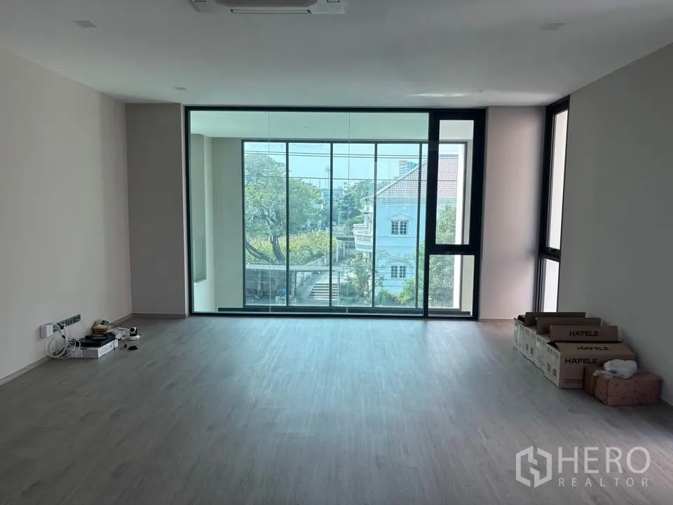 家庭办公室 for rent or sale in Suan Luang, Bangkok - 开放式办公区，通高玻璃与亮面地砖。
