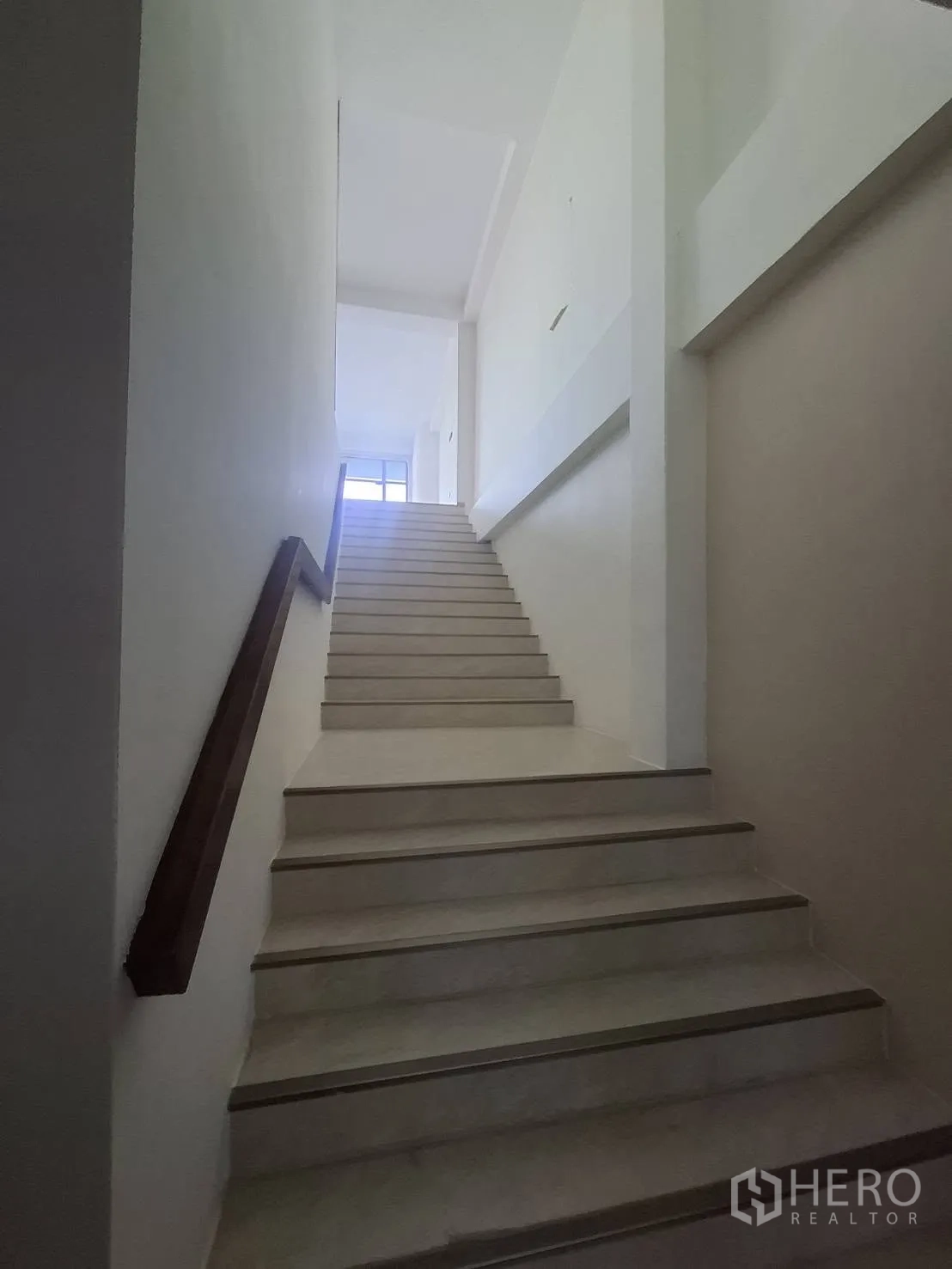 Retail Space for rent in Watthana, Bangkok - Wide staircase leading to the upper floor with natural light at the landing.