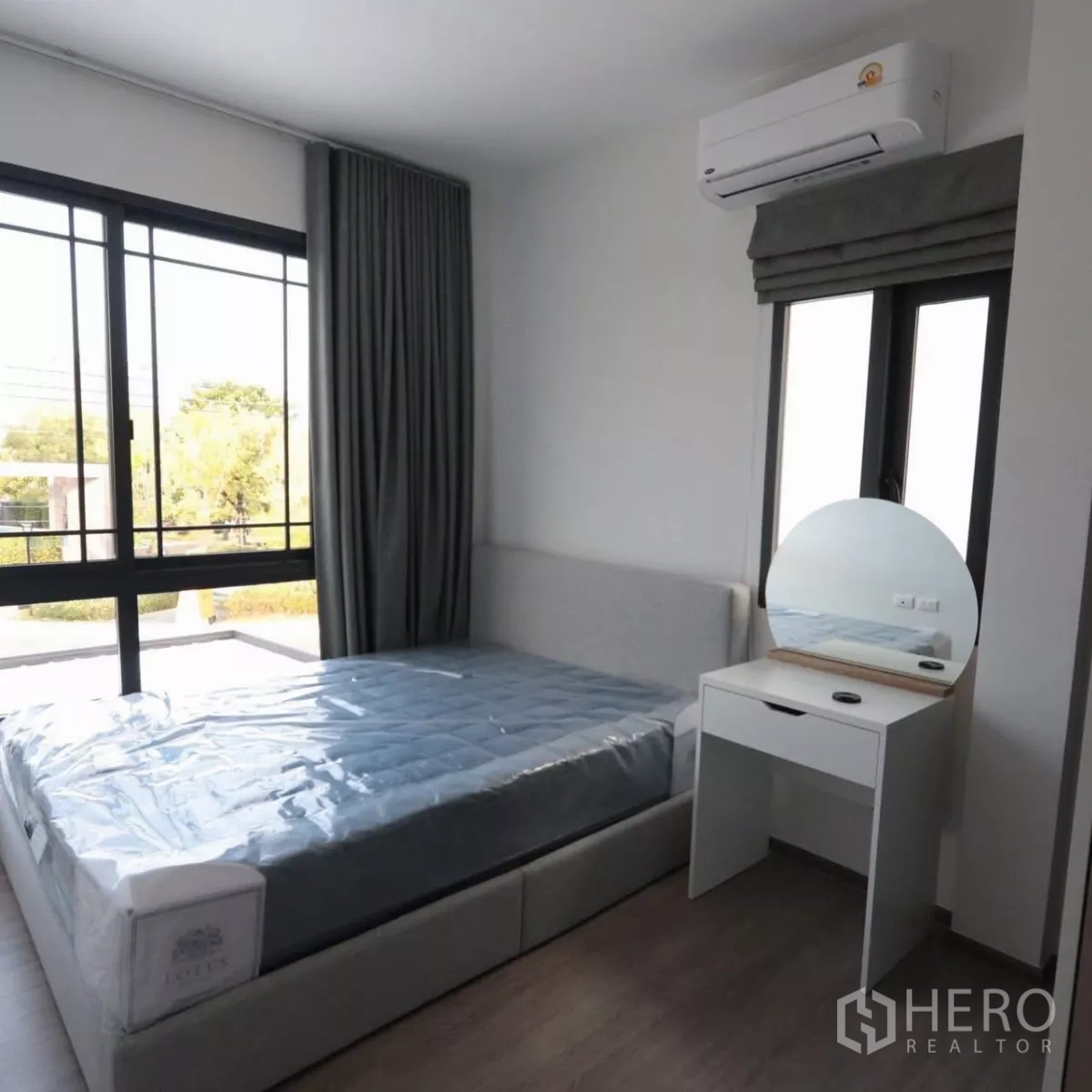 บ้าน ให้เช่าในBang Phli, Samut Prakan - ห้องนอนรองพร้อมเตียง เครื่องปรับอากาศ และหน้าต่างบานเลื่อนกว้าง