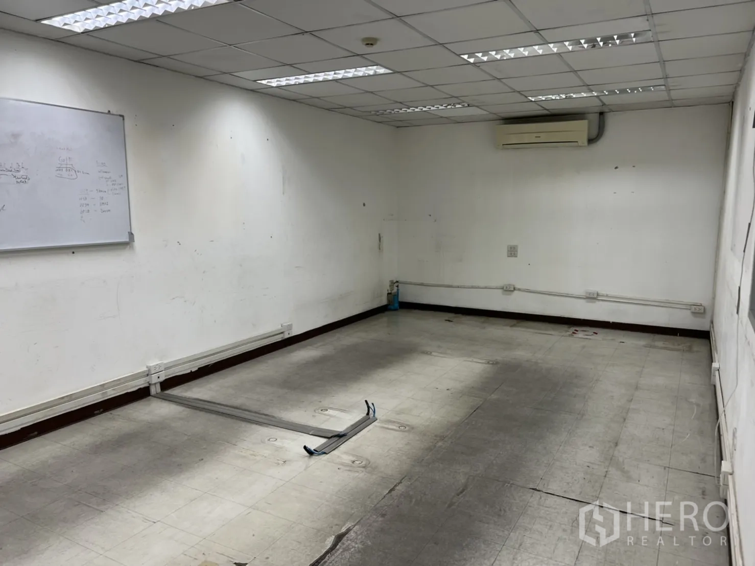 Warehouse for rent in Mueang Samut Prakan, Samut Prakan - Empty office room fitted with air-conditioning and a whiteboard.
