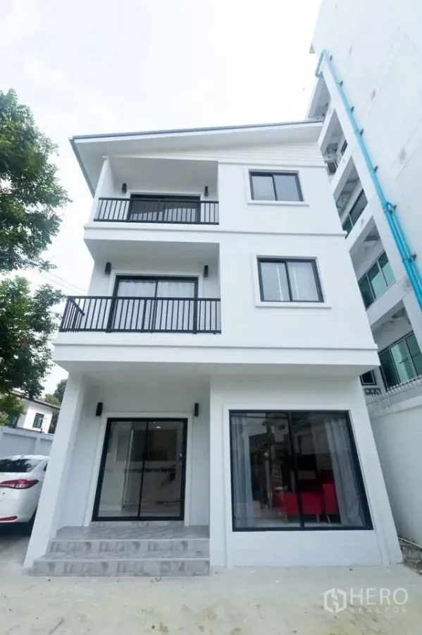 บ้าน ให้เช่าในKhlong Toei, Bangkok - บ้านเดี่ยวสีขาว 3 ชั้น พร้อมระเบียงและหน้าต่างบานใหญ่