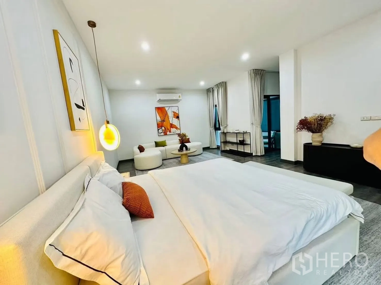 联排别墅 for rent in Suan Luang, Bangkok - 大主卧套间，吊灯点缀并设有休闲沙发与大床。