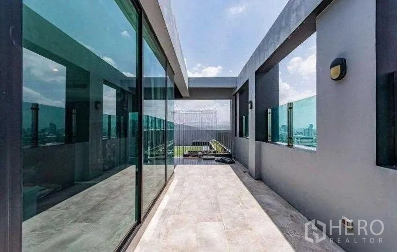 คอนโด ให้เช่า - ระเบียงส่วนตัวราวกระจก มองเห็นวิวเมืองกว้างไกล