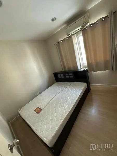 联排别墅 出租或出售在Wang Thonglang, Bangkok - 次卧小巧，配床、窗帘与壁挂空调。