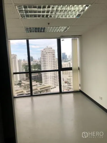 สำนักงาน ให้เช่าในWatthana, Bangkok - ห้องทำงานส่วนตัวพร้อมหน้าต่างจากพื้นจรดเพดาน วิวสกายไลน์กรุงเทพฯ.