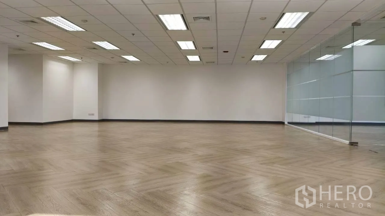 สำนักงาน for rent in Ratchathewi, Bangkok - สำนักงานโล่ง ผนังกระจกยาว เพดานหลอดไฟฟลูออเรสเซนต์