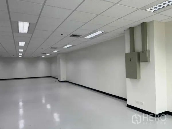 办公空间 出租在Bang Na, Bangkok - 办公室内带电箱与管线的设备墙，空间整洁