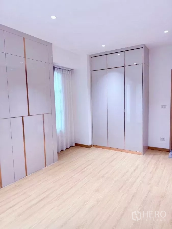 带办公室的家 出租或出售在Wang Thonglang, Bangkok - 明亮卧室，高光柜体与窗帘，木地板。