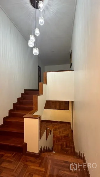 独立式住宅 出租在Watthana, Bangkok - 木质楼梯与垂吊灯。