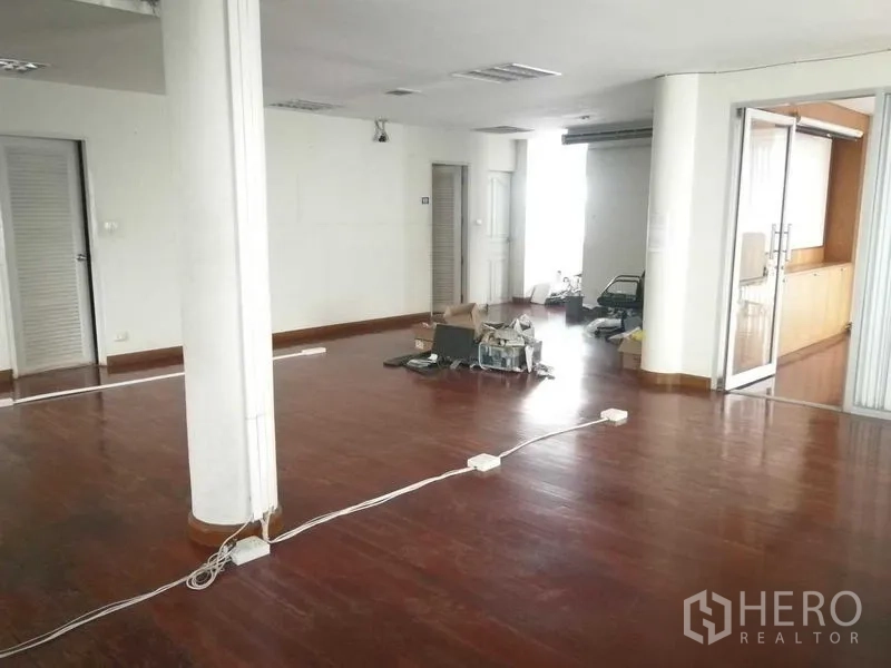 带办公室的家 出租在Saphan Sung, Bangkok - 开放式办公楼层，抛光木地板、立柱与地面电源插座。