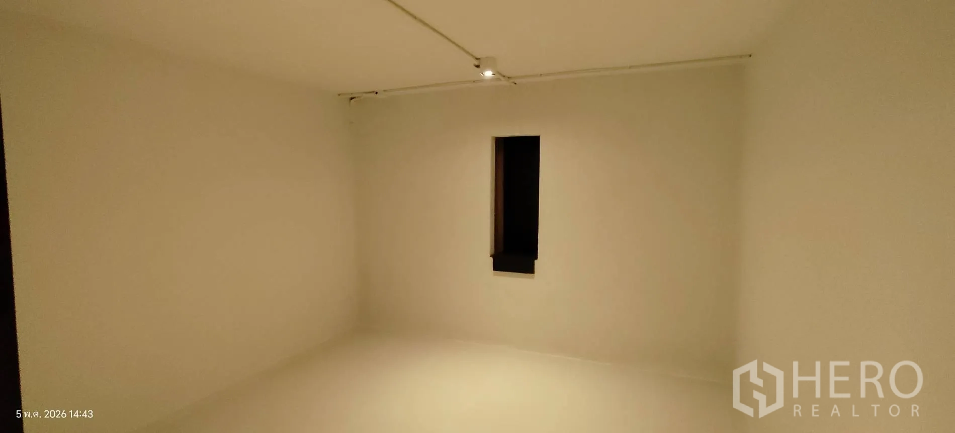 店屋 for rent in Watthana, Bangkok - 简洁白房，竖长小窗与轨道灯