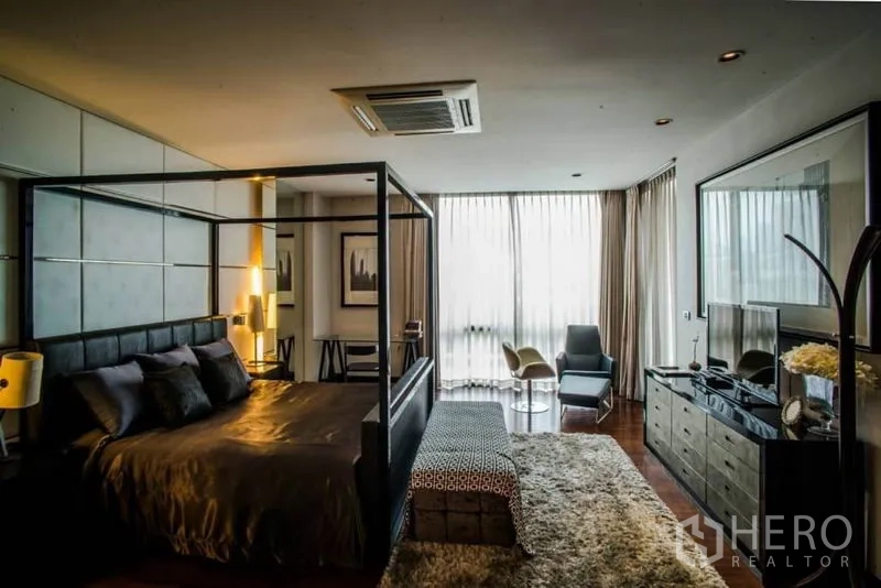 联排别墅 出租或出售在Watthana, Bangkok - 宽敞主卧，四柱床、会客角与木地板