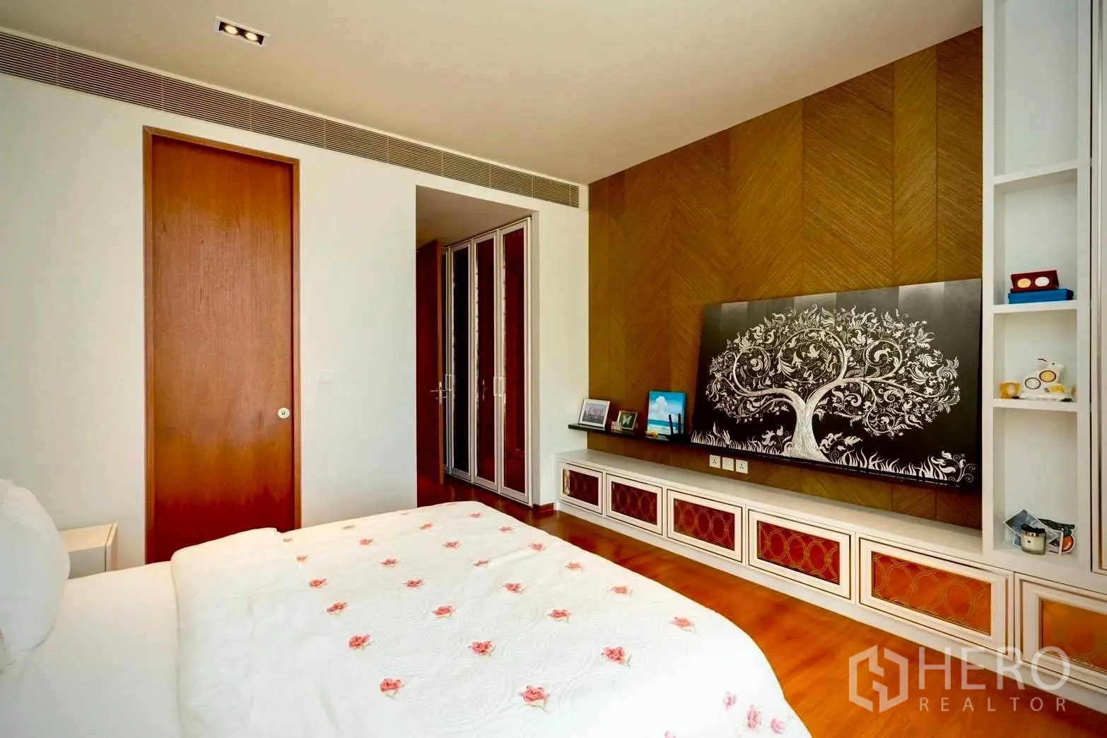 公寓 for sale in Sathon, Bangkok - 卧室设木质特色墙、内置柜体、推拉门与树形装饰画。