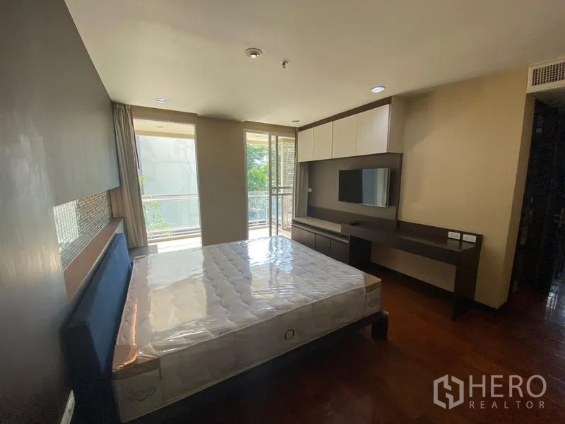 公寓 出租在Watthana, Bangkok - 次卧带内置电视柜、书桌并可通往观景阳台。