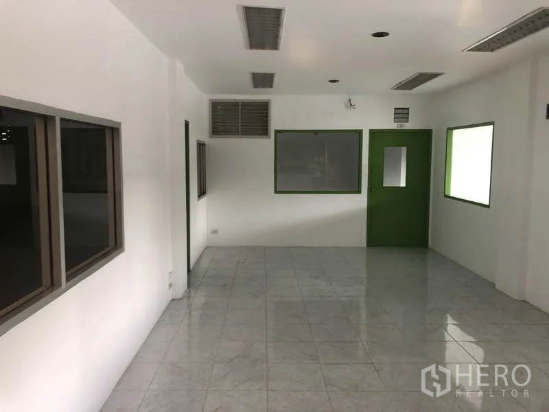 货栈 出租在Bang Phli, Samut Prakan - 空调瓷砖办公室，带窗户与绿色门。