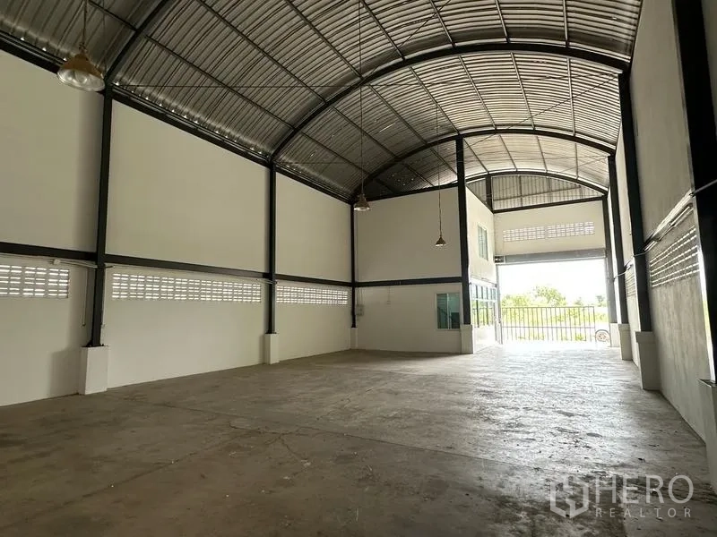 Factory for rent in Bang Bua Thong, Nonthaburi - Wide view of the warehouse-style production hall showing 8m clear height and large entry opening.