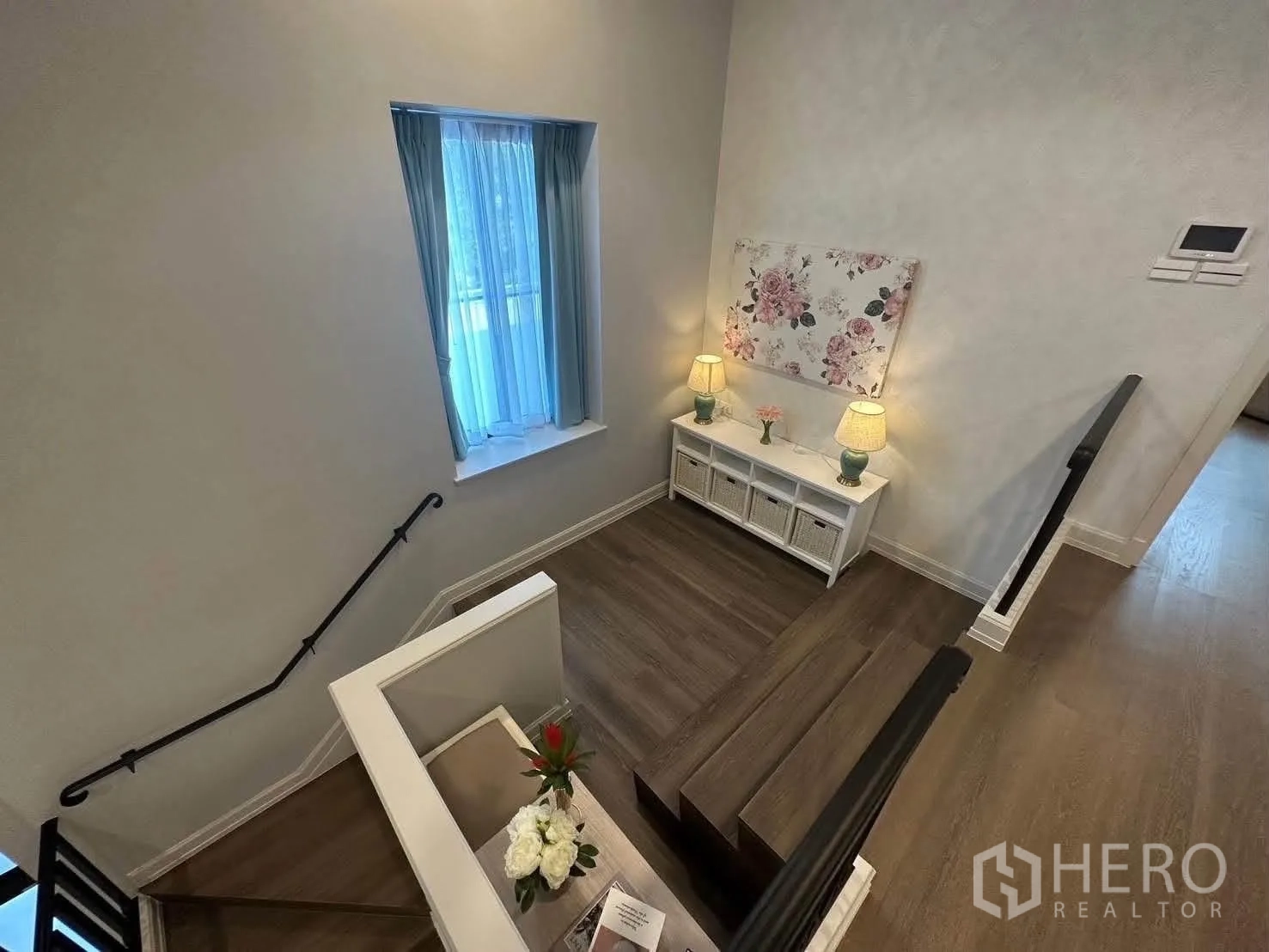 Detached House for rent in Saphan Sung, Bangkok - Stair landing with console table, lamps, and window bringing natural light.