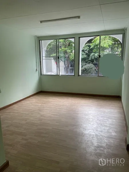 店屋 出租在Phaya Thai, Bangkok - 采光良好的房间，落地推拉窗，可见绿树景观。
