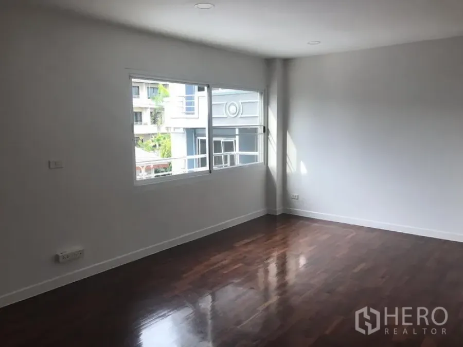 带办公室的家 出租或出售在Watthana, Bangkok - 采光充足的办公室房间，抛光木地板，转角大窗可见周边楼景。